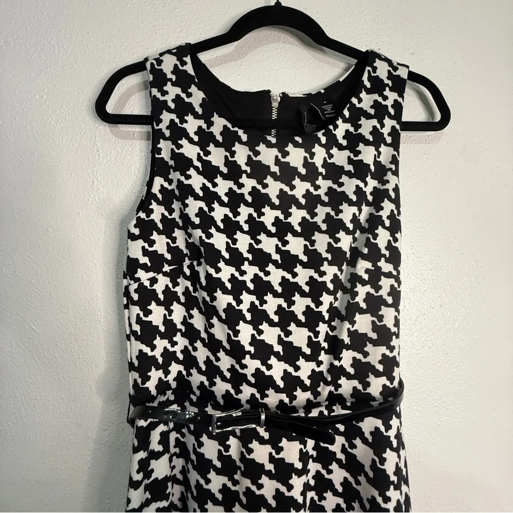 New Directions Black & White Houndstooth Sleeveless Dress, belted waist. Sz M. - Picture 4 of 8